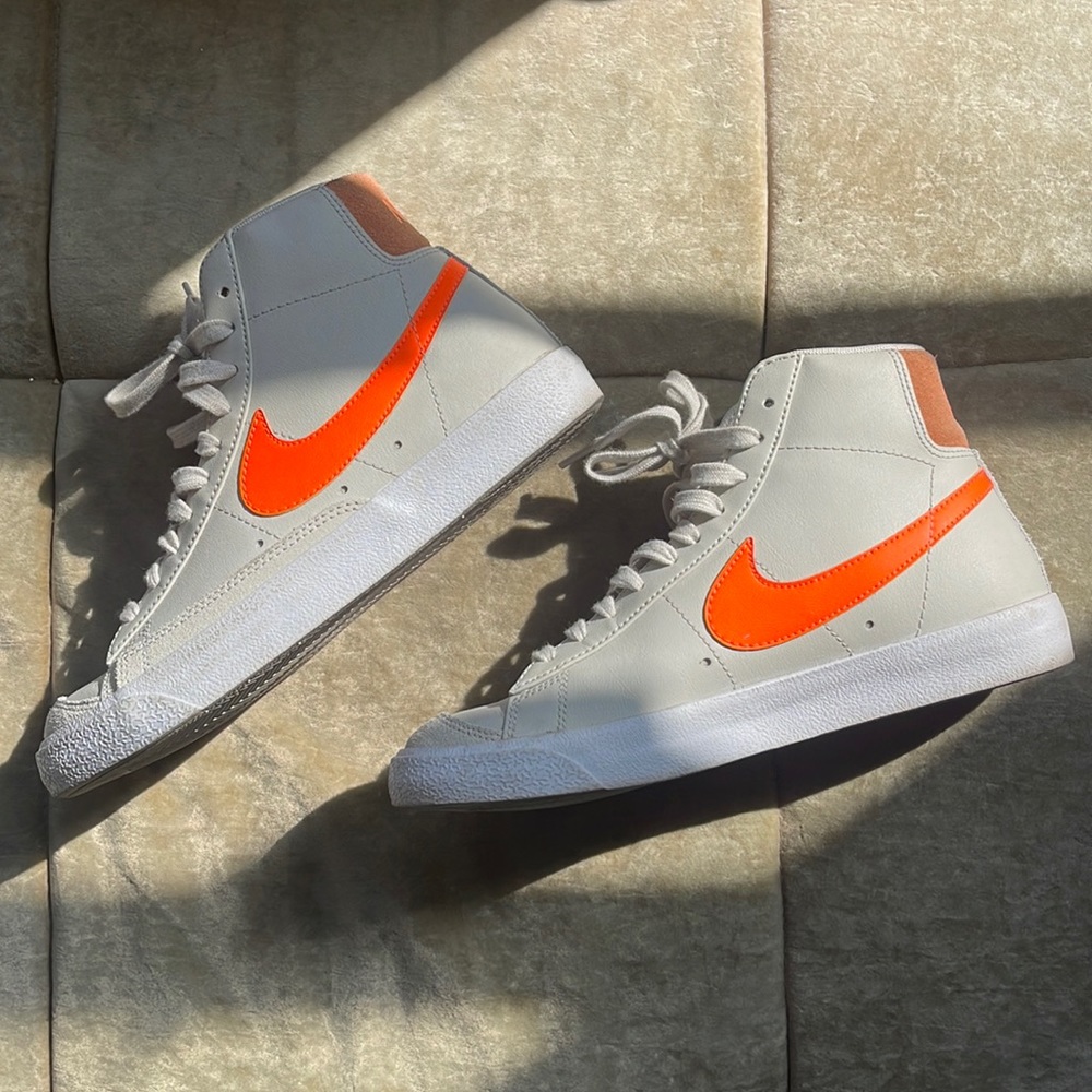 2020 Nike womens Blazer Mid '77 'Light Bone Orange - size 7.5 neon orange